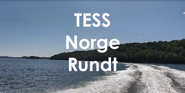 Bilde av personer som står forran TESS bygg